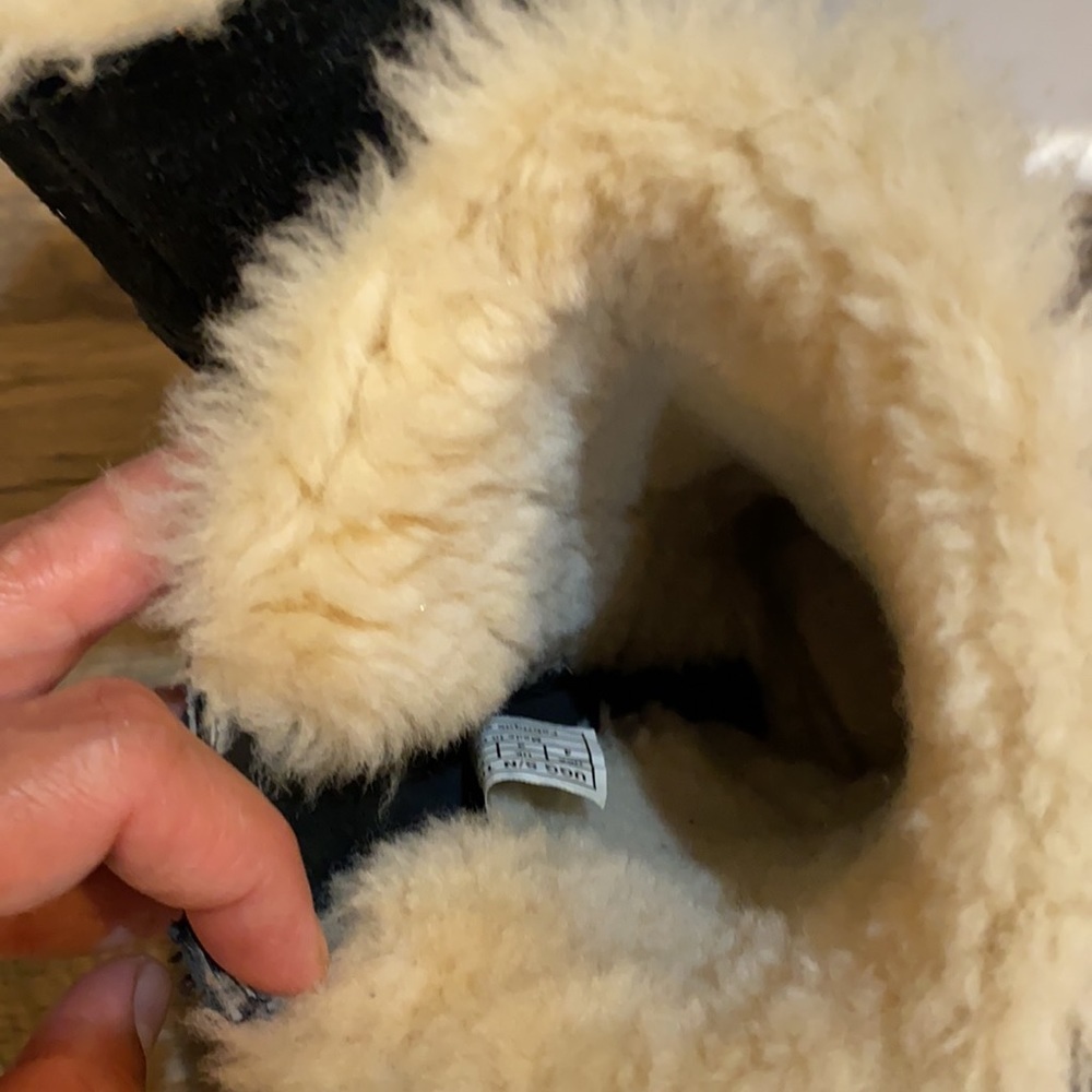Ugg - Picture 4 of 8